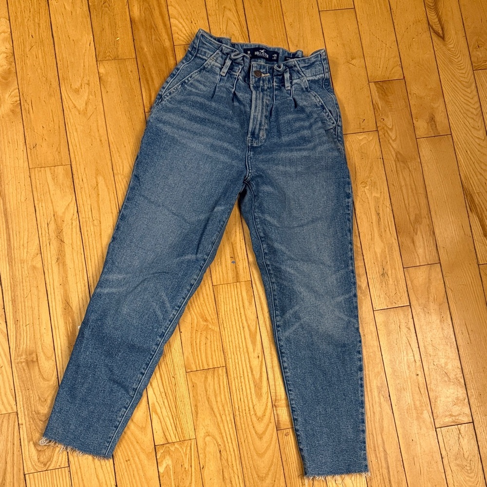 HOLLISTER. Ultra high rise mom Jean